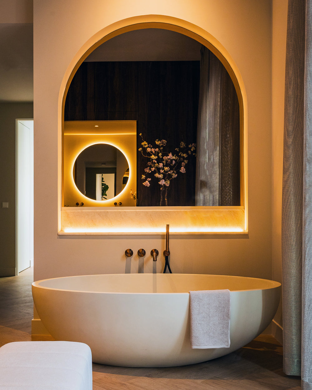 Concrete freestanding bath organic