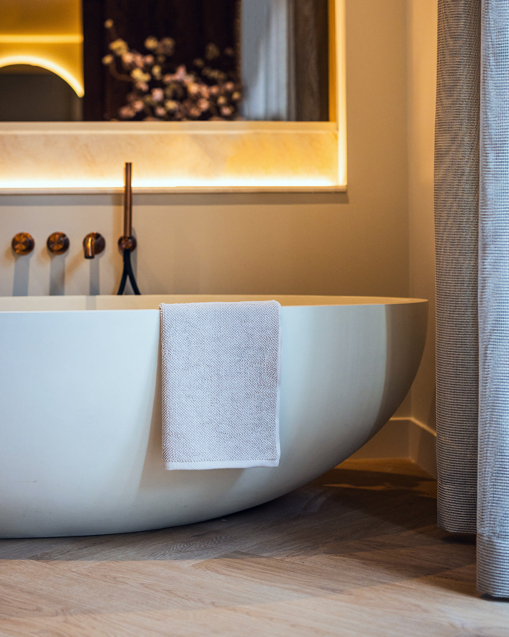 Concrete freestanding bath organic
