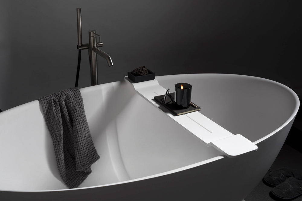 Drift free standing bath tub