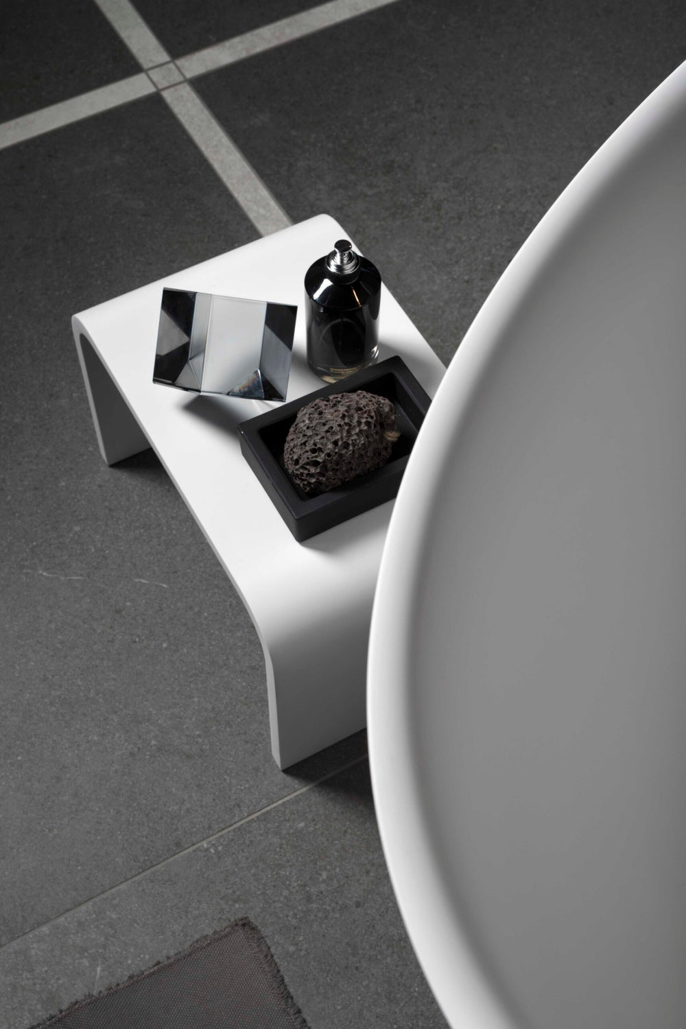 Drift free standing bath tub