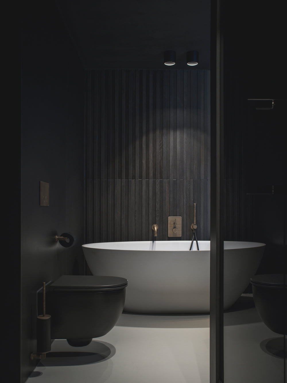 Drift free standing bath tub