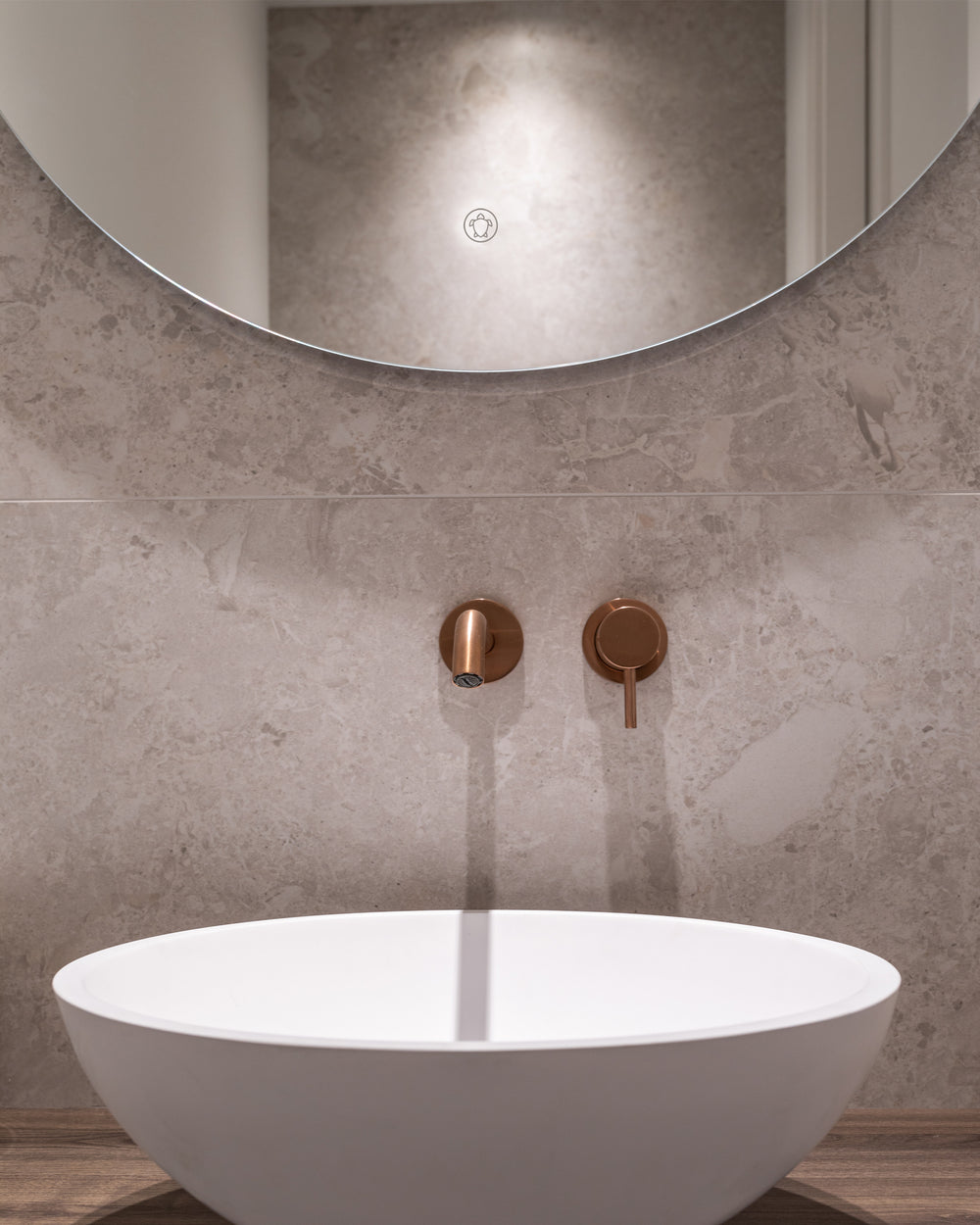 Simple round mirror including lighting