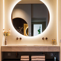 Simple round mirror including lighting