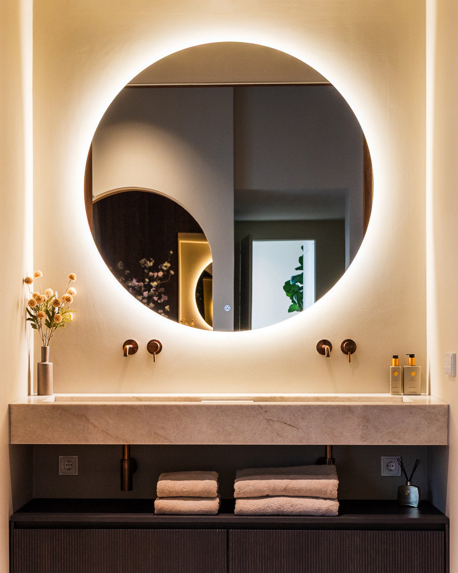 Simple round mirror including lighting