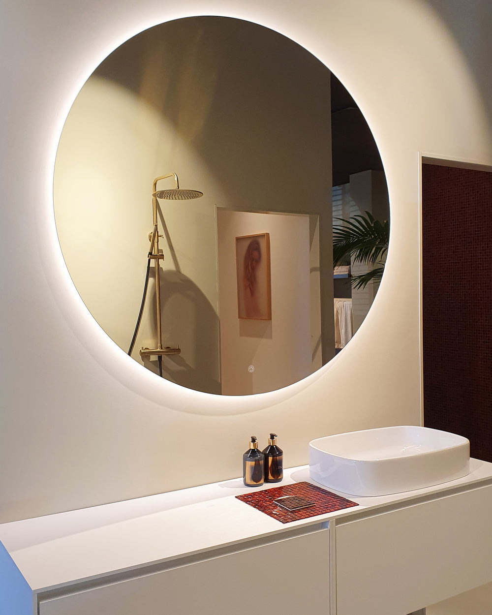 Simple round mirror including lighting and heating