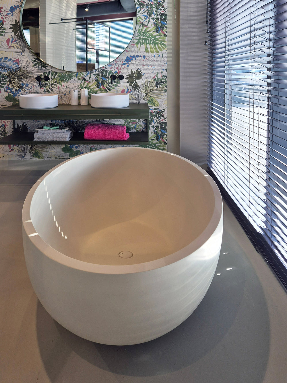 Concrete freestanding bath organic