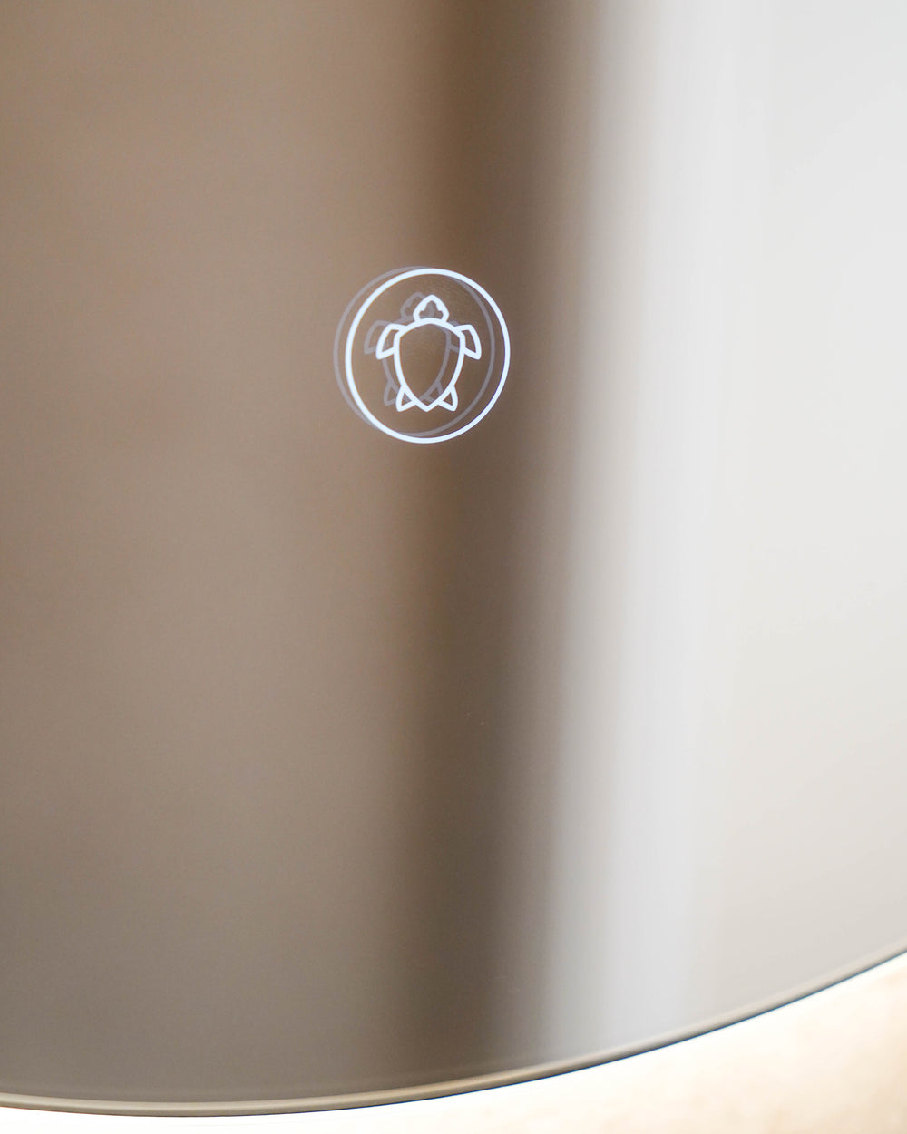 Simple round mirror including lighting